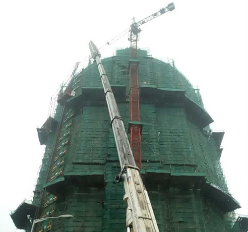 措勤吊车在工地上作业